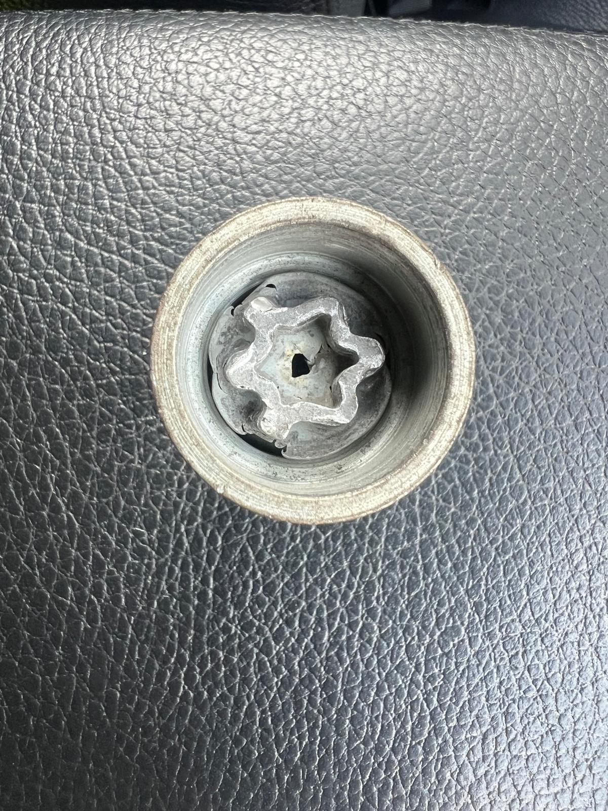 Emergency mobile locking wheel nut service at your location