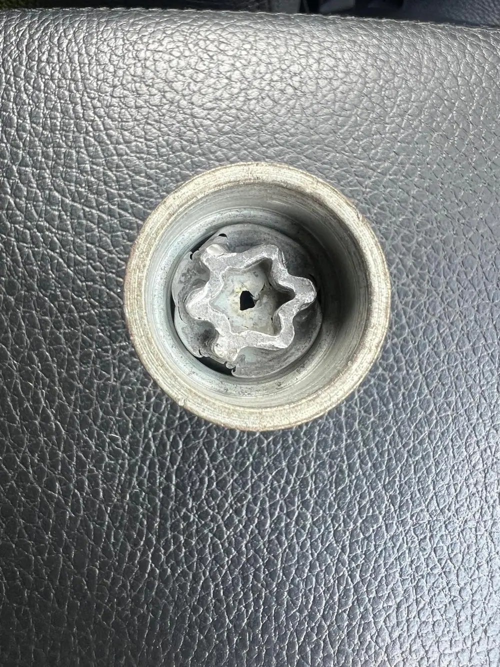 Emergency mobile locking wheel nut service at your location
