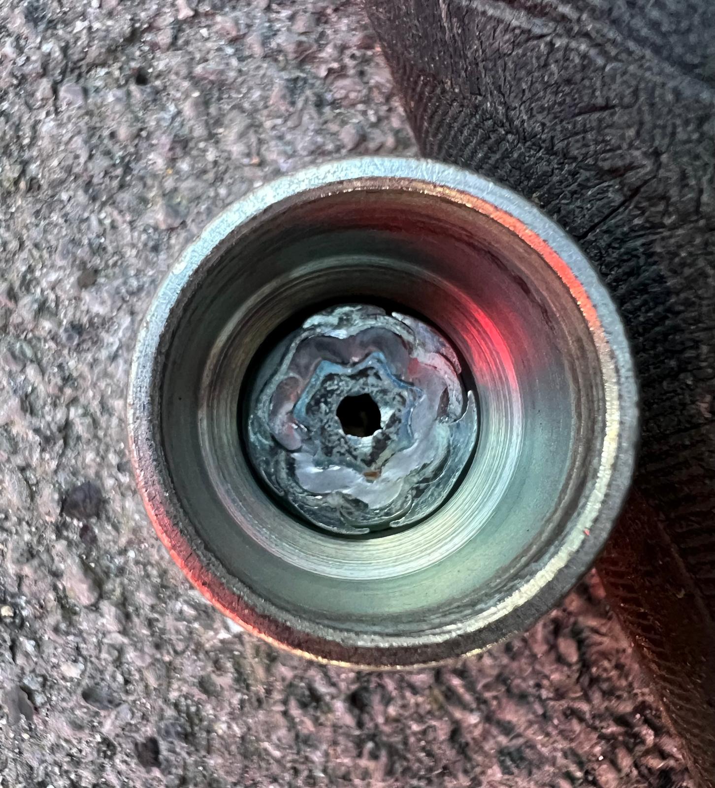 Emergency mobile locking wheel nut service at your location